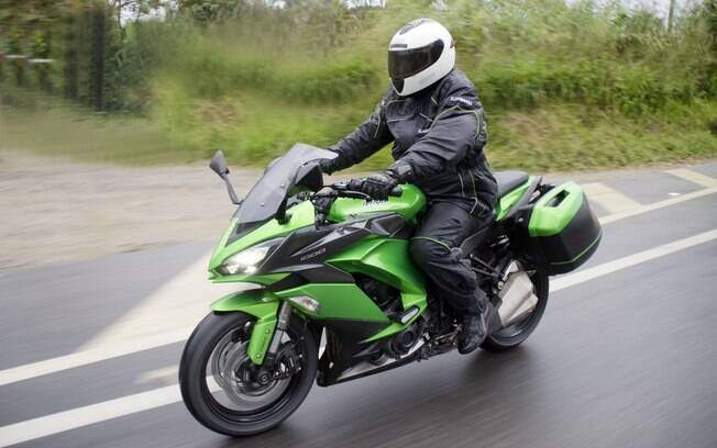 A Kawasaki Ninja 1000 Tourer debaixo de chuva: motocicleta se mostrou uma boa opção para longas viagens