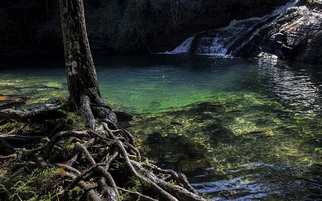 Carrancas, no trecho mineiro da Serra da Mantiqueira, se destaca por suas águas limpas, como na Cachoeira da Esmeralda