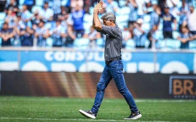 Renato agradece o apoio da torcida do Grêmio após o empate com o Palmeiras
