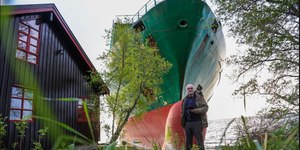 Navio gigante invade jardim na Noruega e dono nem percebe