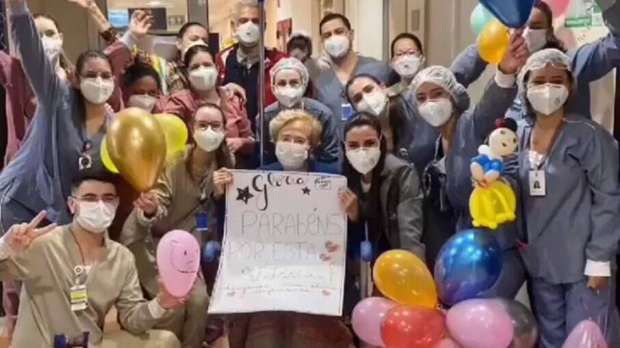 Glória Menezes deixa hospital com celebração