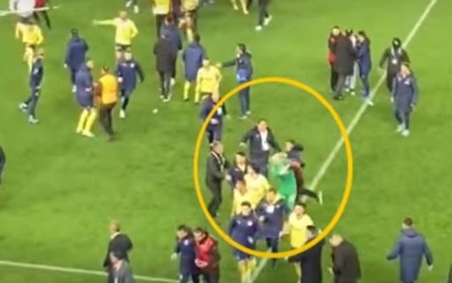 Torcedores do Trabzonspor invadem o gramado e brigam com atletas do Fenerbahçe após derrota