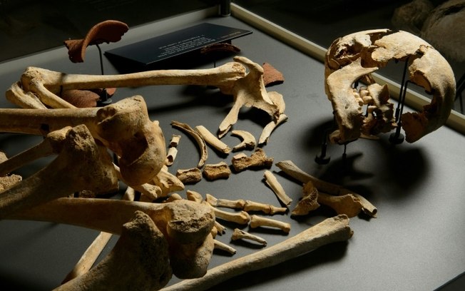 Esqueleto de um homem que viveu aproximadamente entre os anos 2460 e 2290 antes de Cristo exposto no centro de visitantes de Stonehenge, em 11 de dezembro de 2013, no sudoeste de Inglaterra