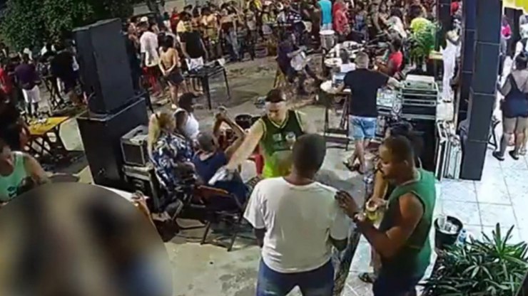 Homem%20%C3%A9%20executado%20a%20tiros%20por%20policial%20em%20pagode%20no%20RJ