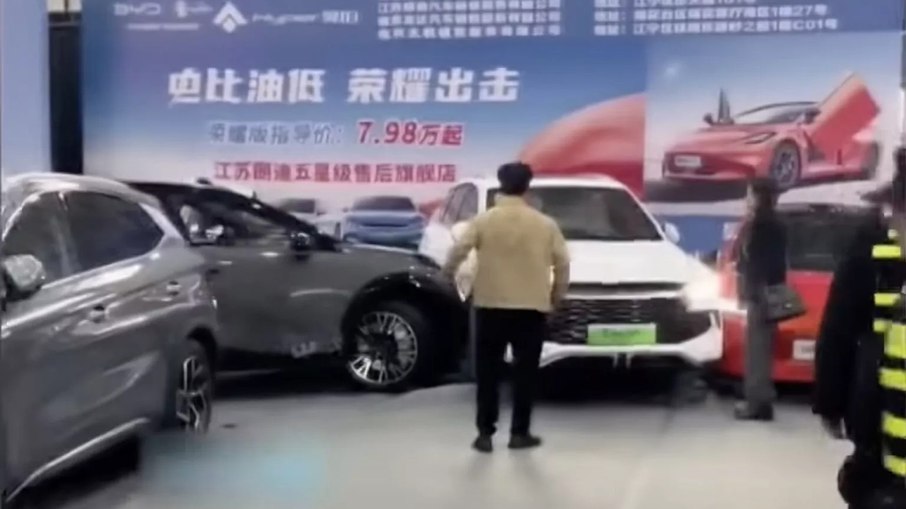 SUV elétrico da Zeekr se chocou contra carros expostos em feira automotiva na China