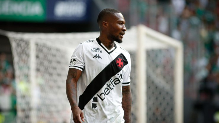 Angolano que provocou Diniz deixa o Vasco; relembre o lance