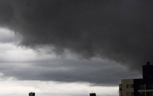 Terça-feira será de tempo nublado, com risco de temporais