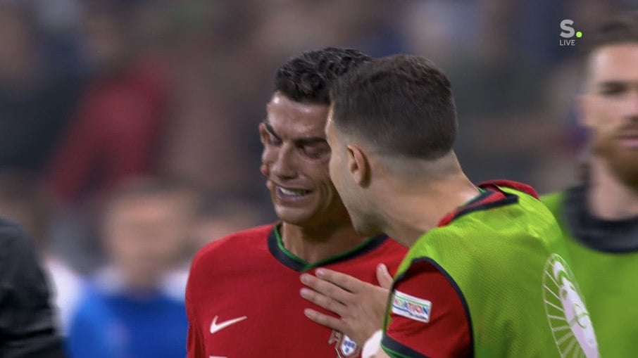 Cristiano Ronaldo perdeu pênalti e foi consolado por companheiros