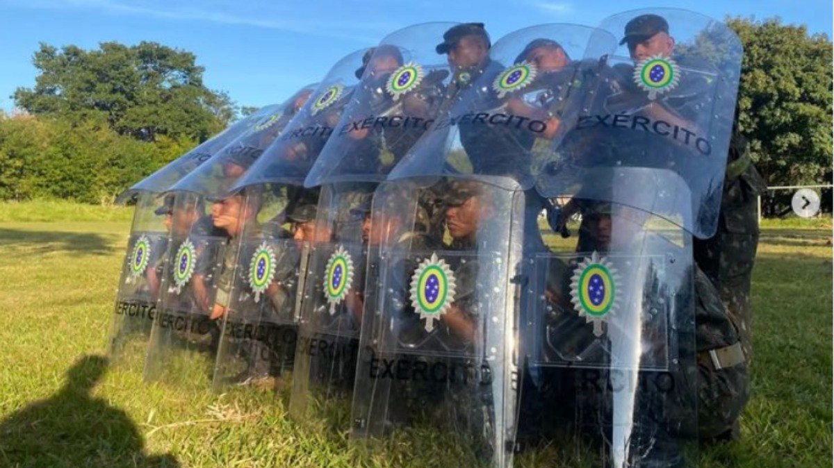 Soldados realizam treinamento para operações da Garantia da Lei e da Ordem, em Campo Grande (MS)