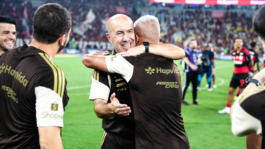 Leonardo Jardim comemora título do Carioca com o Flamengo Leonardo Jardim comemora título do Carioca com o Flamengo