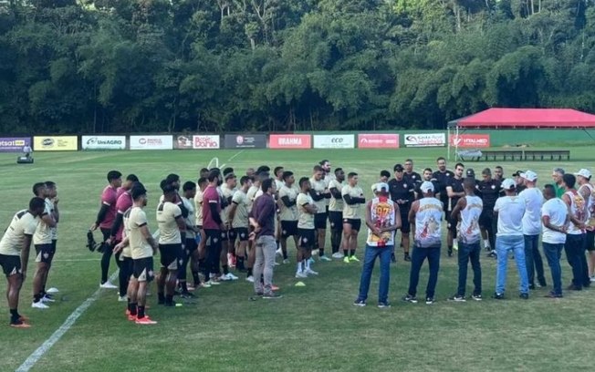 Torcida Organizada do Vitória se reúne com jogadores e comissão técnica na Toca do Leão