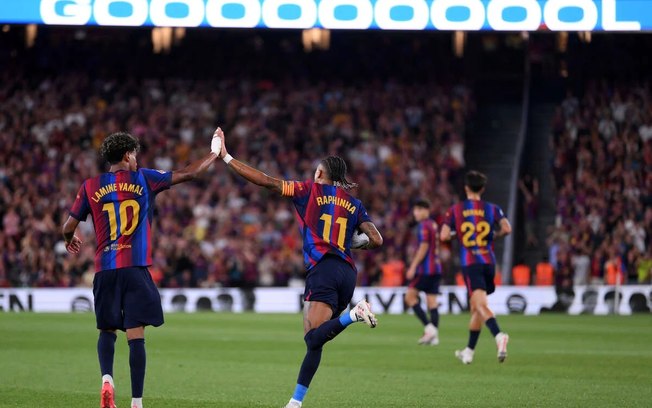 Raphinha chuta para fazer o primeiro gol do Barcelona no duelo contra o Rayo Vallecano 