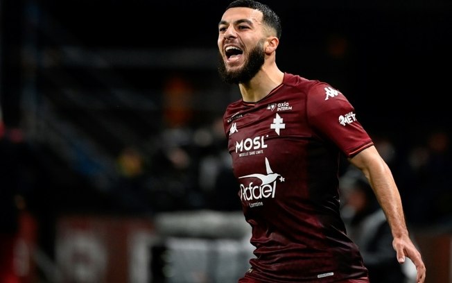 O atacante georgiano do Metz, Georges Mikautadze, marcou dois gols na vitória sobre o Lens (2-1), em 12 de abril de 2024 em Metz