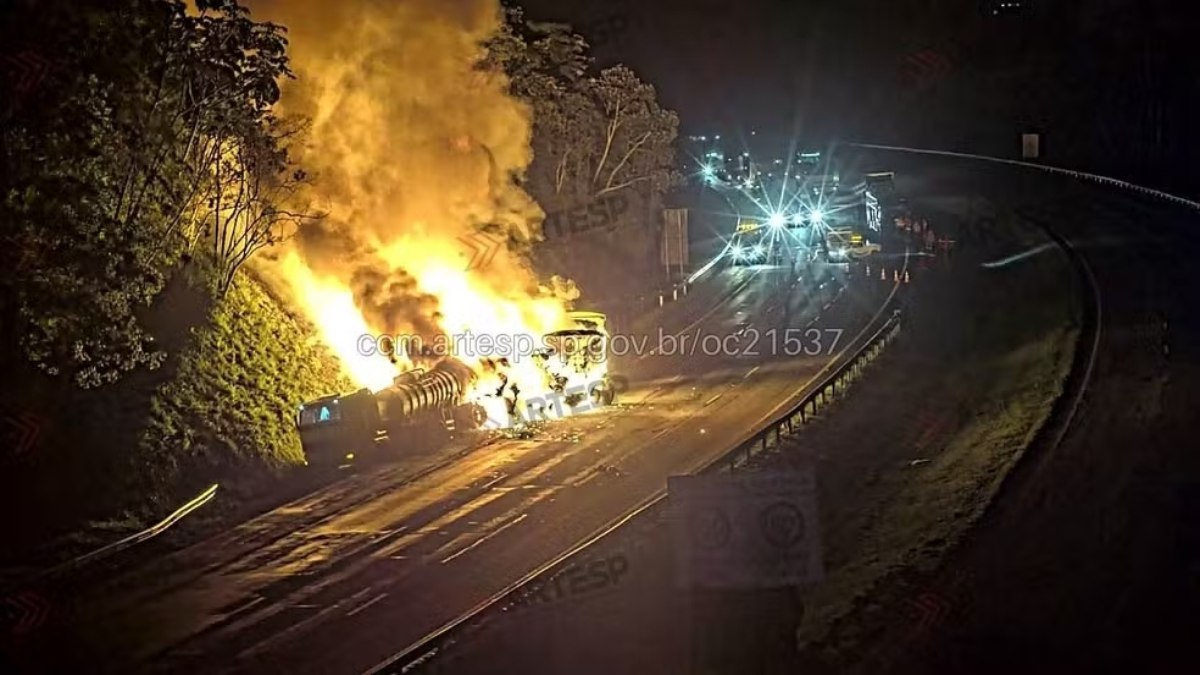 Incêndio após colisão entre carretas bloqueia Rodoanel em SP