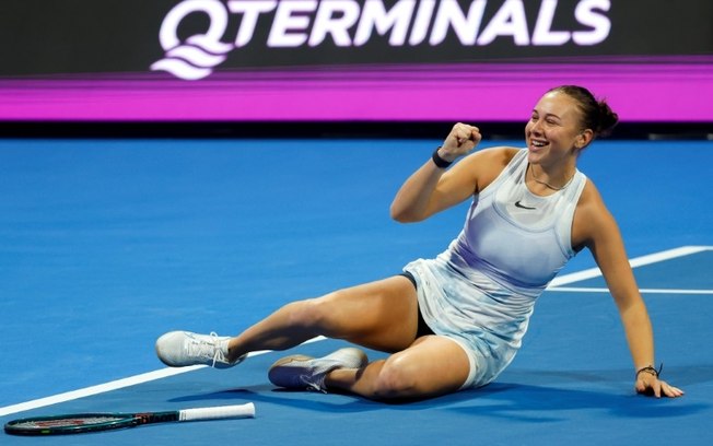 Amanda Anisimova comemora a vitória na final do WTA 1000 de Doha sobre Jelena Ostapenko Amanda Anisimova comemora a vitória na final do WTA 1000 de Doha sobre Jelena Ostapenko