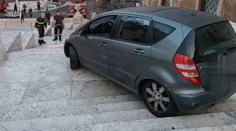 Motorista%20de%20Mercedes%20erra%20caminho%20e%20desce%20Escadaria
