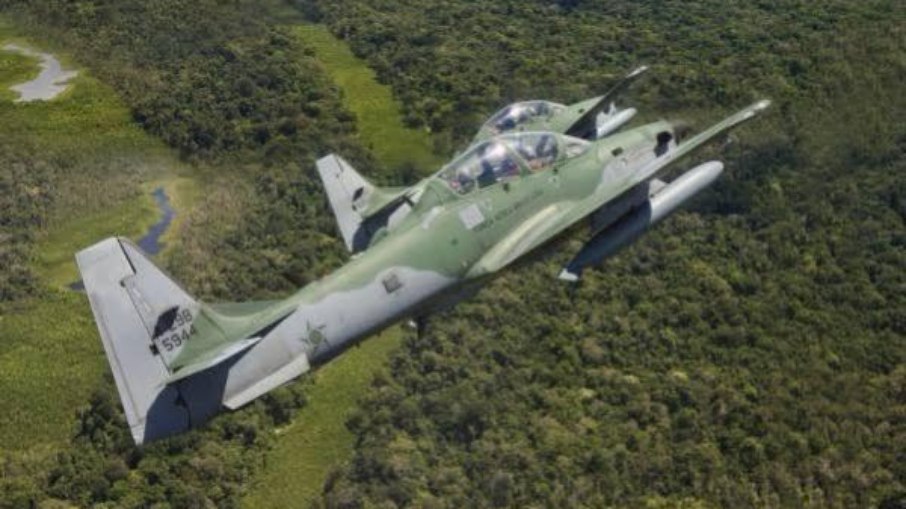 FAB intercepta avião com drogas em rota do Peru para o Brasil FAB intercepta avião com drogas em rota do Peru para o Brasil