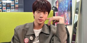 Polícia sul-coreana investiga japonesa por beijar Jin, do BTS