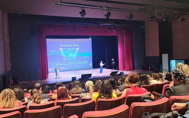 Escola de Bauru inaugura prédio com passarela e teatro
