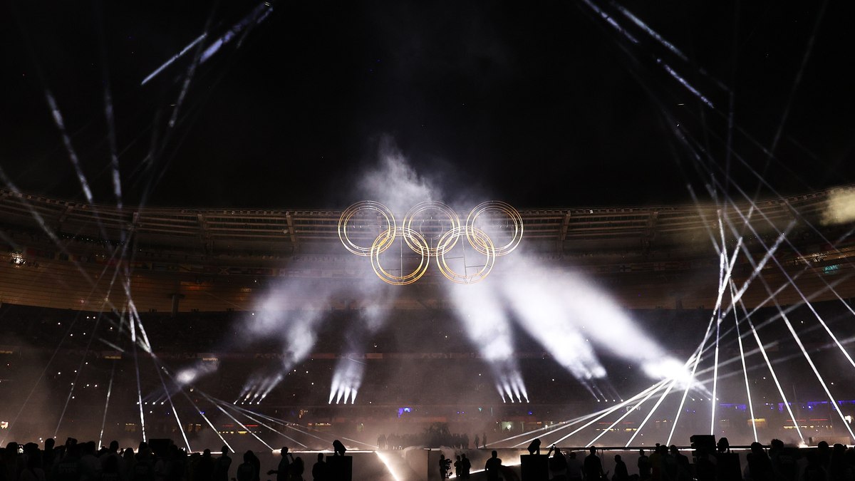 Anéis olímpicos no meio do palco do Stade de France