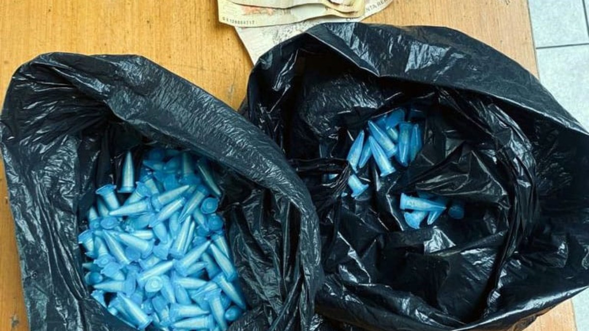 A sacola possuía aproximadamente 300 gramas de entorpecentes, sendo 130 embalagens com cocaína e 27 com crack, além de 130 reais em dinheiro. A sacola possuía aproximadamente 300 gramas de entorpecentes, sendo 130 embalagens com cocaína e 27 com crack, além de 130 reais em dinheiro.