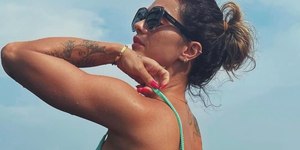 De biquíni, Kelly Key revela corpão em ilha paradisíaca
