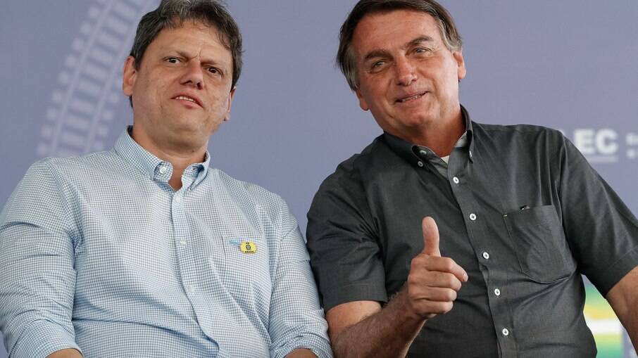 O ministro da infraestrutura Tarcísio de Freitas ao lado do presidente Jair Bolsonaro