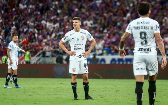 Gabriel Moscardo (C) em campo pelo Corinthians na Copa Sul-Americana do ano passado