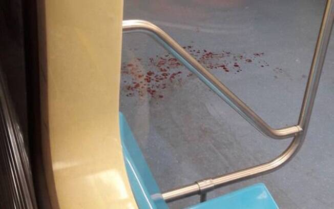 Ataque a faca causou tumulto na estação Sé do Metrô; jovem de 15 anos foi agredido por um fura fila