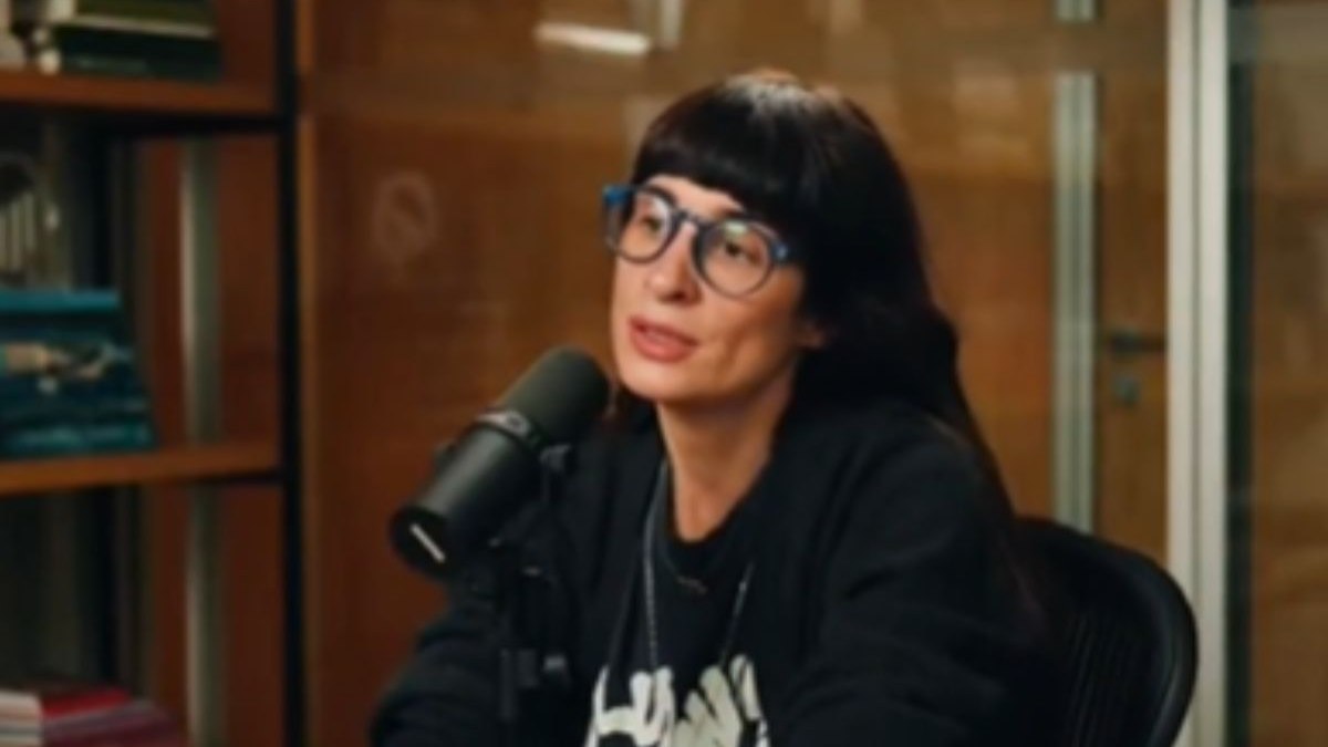 Camila Fremder quebra silêncio após participar de podcast por engano