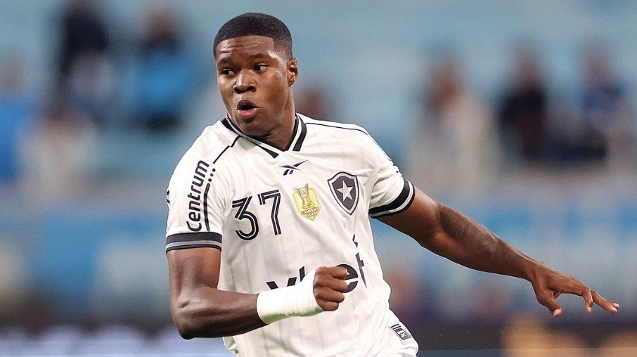 Kadir estreou pelo Botafogo contra o Grêmio e chutou uma bola na trave Kadir estreou pelo Botafogo contra o Grêmio e chutou uma bola na trave