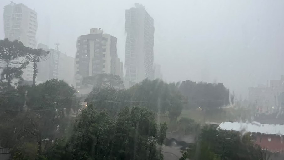 Passo Fundo (RS) já registra chuva intensa ao mesmo tempo em que o alerta chegou Passo Fundo (RS) já registra chuva intensa ao mesmo tempo em que o alerta chegou