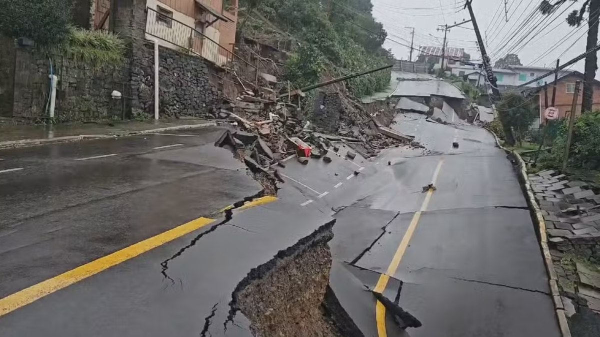 Rua desmorona em Gramado, na serra gaúcha