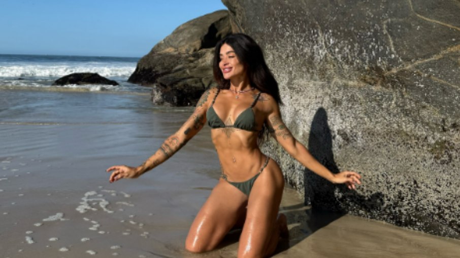 Aline Campos exibe corpão em praia Aline Campos exibe corpão em praia