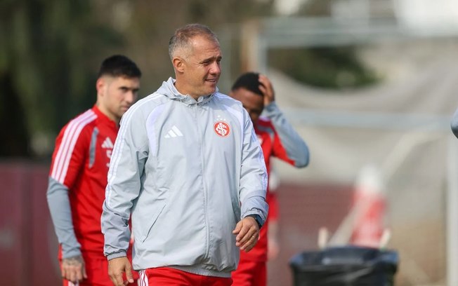 Eduardo Baptista comanda treino do Colorado