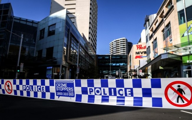 Uma área isolada pela polícia de Sydney em frente ao shopping center onde um homem esfaqueou seis pessoas até a morte em 13 de abril de 2024, em uma foto tirada no dia seguinte na cidade australiana