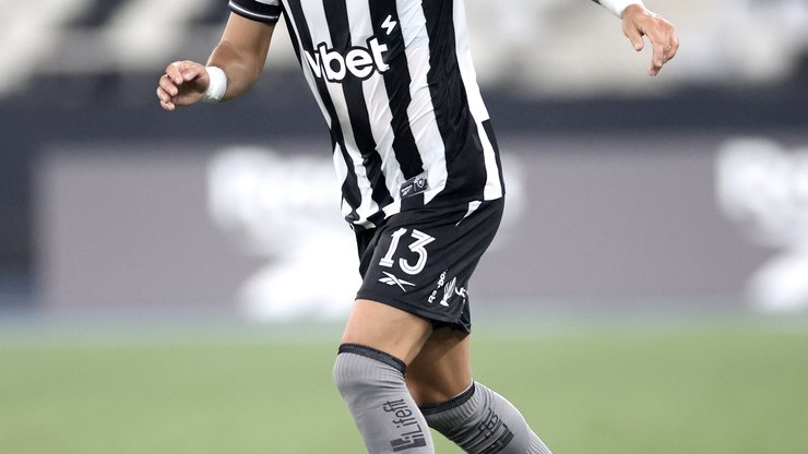 Jogador do Botafogo cita arbitragem "pró-Flamengo" no Cariocão