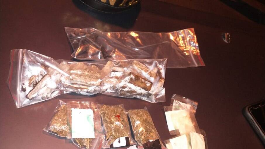 As embalagens apreendidas continham 30 porções de maconha e 27 de cocaína. As embalagens apreendidas continham 30 porções de maconha e 27 de cocaína.