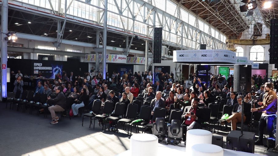 Público presente durante abertura da SNE 2026
