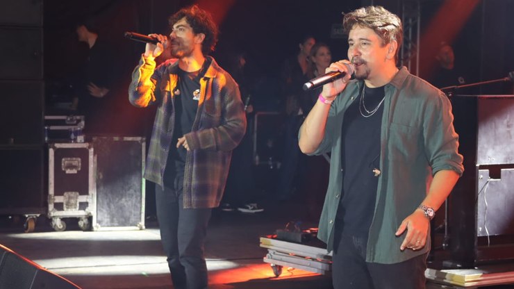 Bruninho & Davi levam hits sertanejos ao Hopi Hari; confira