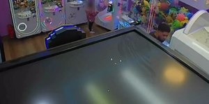 Pai é filmado furtando pelúcias e usando filhos como vigias em SP