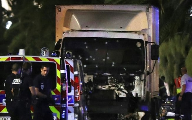 (Arquivo) Policiais cercam caminhão usado por autor de ataque em Nice para atropelar a multidão no Calçadão dos Ingleses, em 14 de julho de 2016
