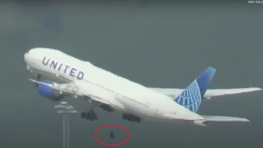 Detalhe do momento em que a roda do Boeing 777 se desprende do trem de pouso