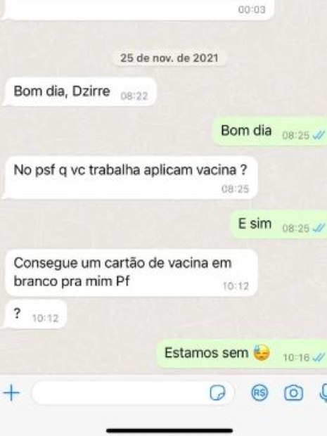  Médico pede à enfermeira um cartão de vacina em branco%2C em Cabeceiras%2C Goiás 