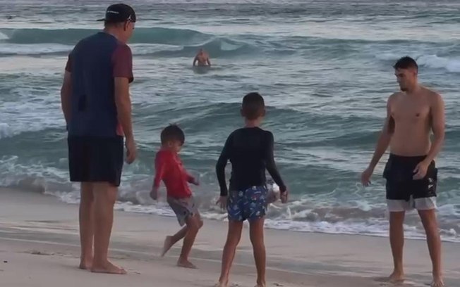 Tite na praia com a sua família 