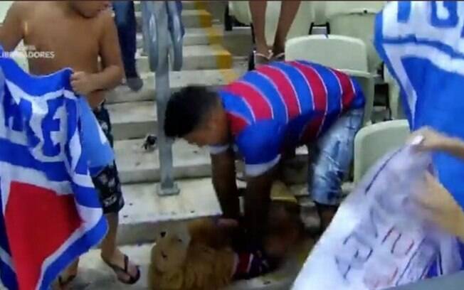 Torcedor do Fortaleza faz massagem cardíaca em mascote de pelúcia e viraliza nas redes sociais