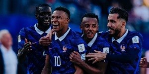 Craque vive à beira de colapso e cria caos na seleção francesa