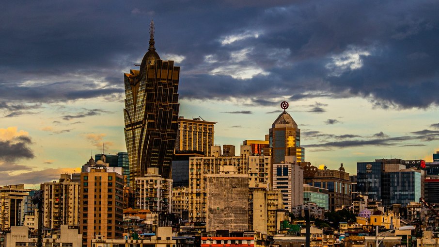 Assim como Hong Kong, Macau é uma região administrativa especial da China. Assim como Hong Kong, Macau é uma região administrativa especial da China.