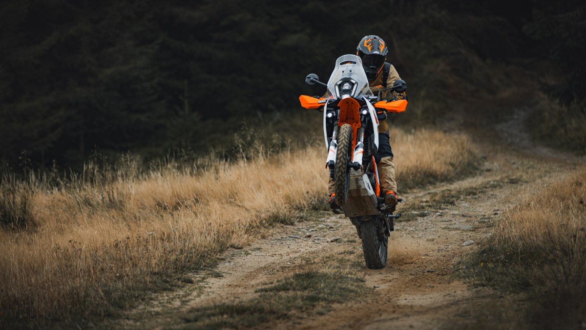 390 Adventure R recebe suspensão WP APEX ajustável e 272 mm de vão livre do solo. 390 Adventure R recebe suspensão WP APEX ajustável e 272 mm de vão livre do solo.