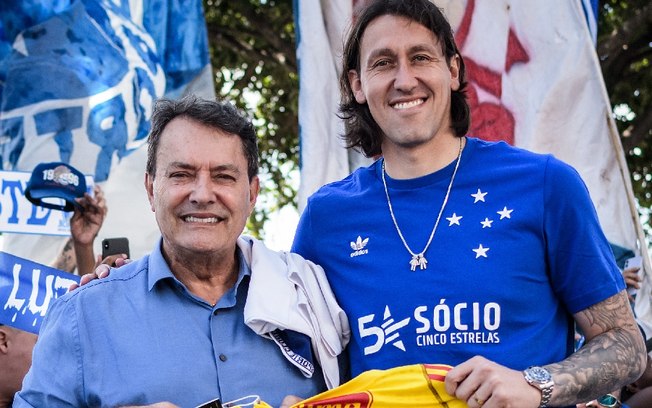 Cássio chega a Belo Horizonte e veste camisa do Cruzeiro